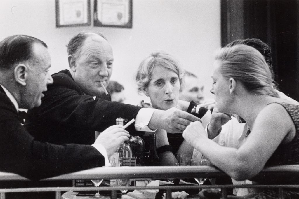 Bert Bakker, Ed Hoornik, een niet nader geïdentificeerde vrouw en Mies Bouhuys tijdens het Boekenbal in 1960. Foto: Eddy Posthuma de Boer